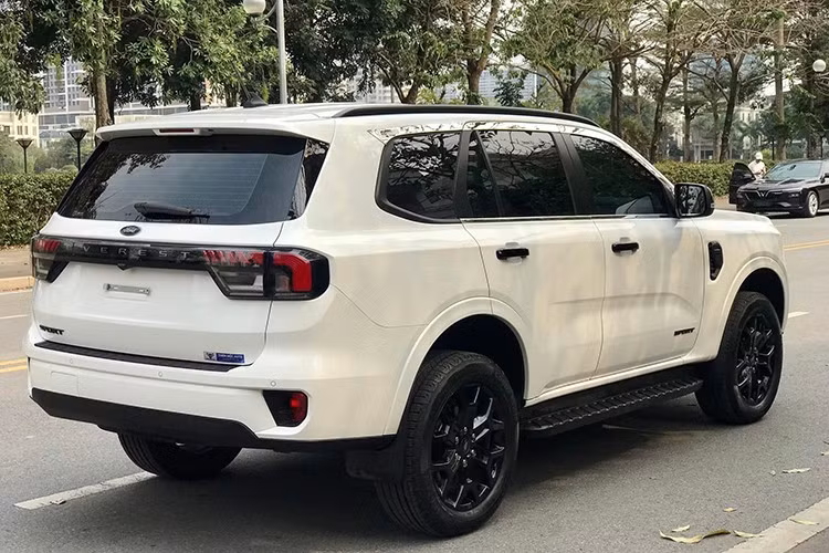 Mặc dù Toyota Fortuner vẫn bám đuổi phía sau Ford Everest nhưng chưa đủ lực rút ngắn khoảng cách với đối thủ (có thể thấy rõ ở khoảng cách doanh số xe bán ra trong cả 6 tháng đầu năm 2025).