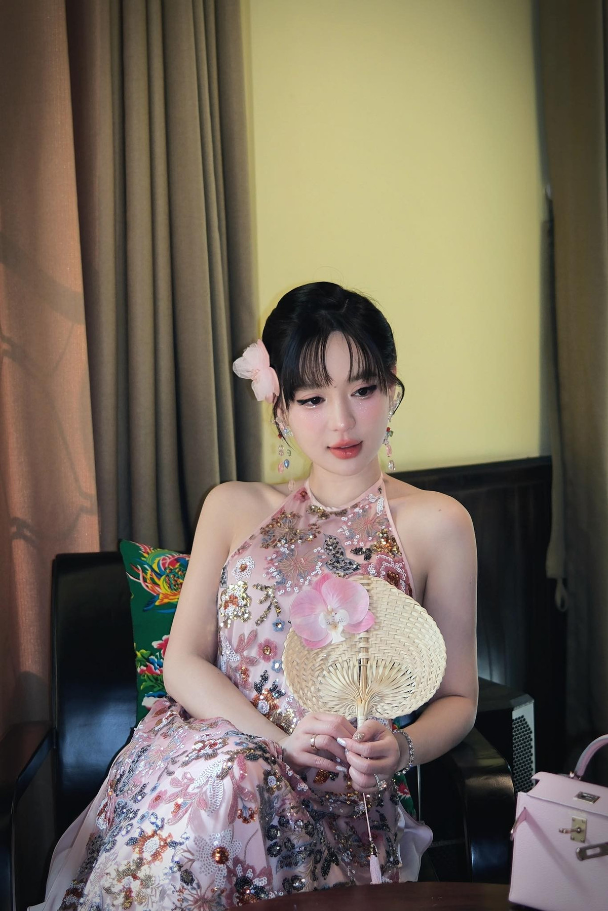 Trong sự nghiệp, Vân Tiny hoạt động đa dạng với vai trò người mẫu ảnh, vlogger, KOL mảng làm đẹp và là một nhà kinh doanh mát tay. Cô hiện sở hữu thương hiệu mỹ phẩm và thời trang riêng mang tên Tiny Beauty, đồng thời duy trì sức ảnh hưởng lớn trên mạng xã hội, đặc biệt là Instagram với hàng trăm nghìn người theo dõi.