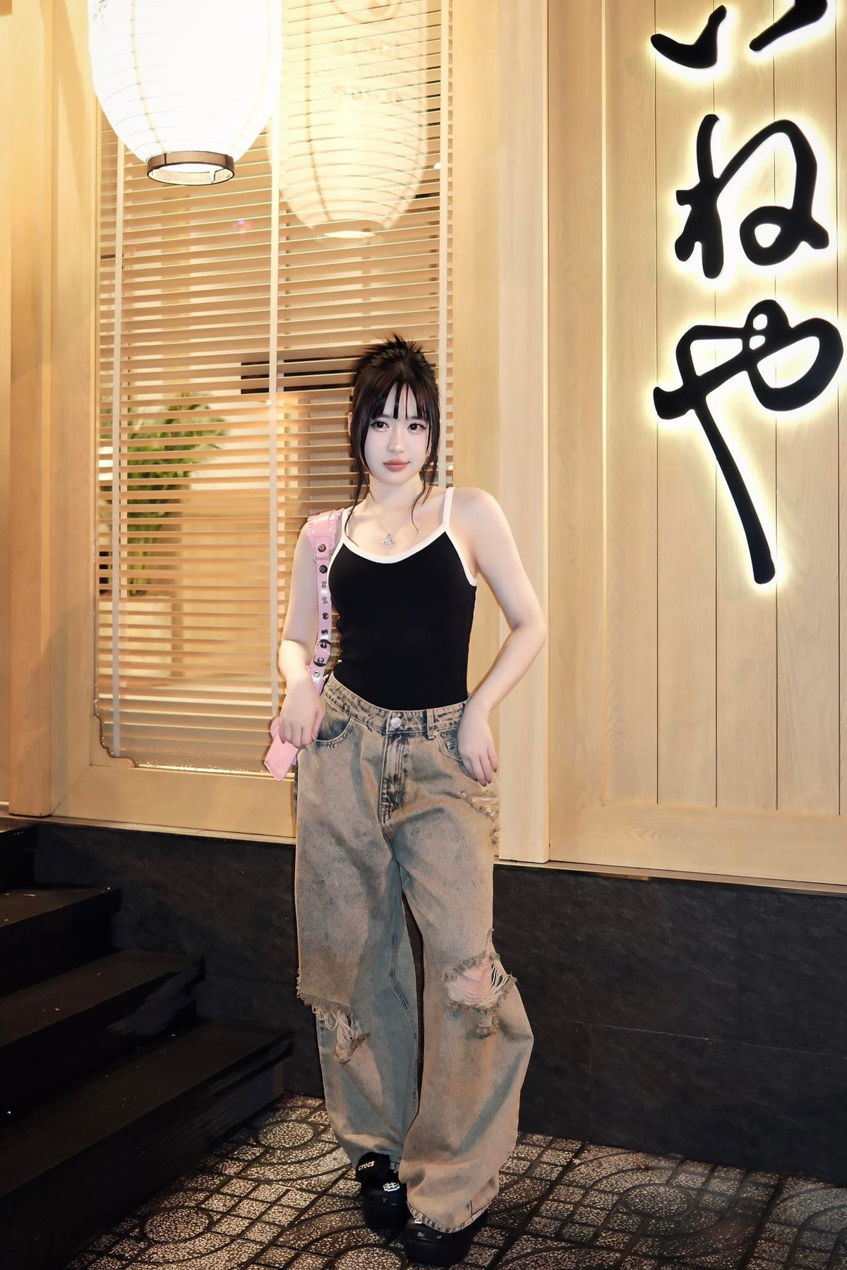 Vân Tiny tên thật là Nguyễn Hải Vân, sinh năm 1992, cô từng là hot girl đình đám tại TP.HCM trước khi trở thành vợ của Fabo Nguyễn (Nguyễn Ngọc Tuấn) – rich kid, YouTuber và sneakerhead nổi tiếng, đồng thời là con trai duy nhất của “ông trùm” ngành điện tử tại Việt Nam. Cặp đôi kết hôn năm 2015 và hiện có một con trai tên Corbin.