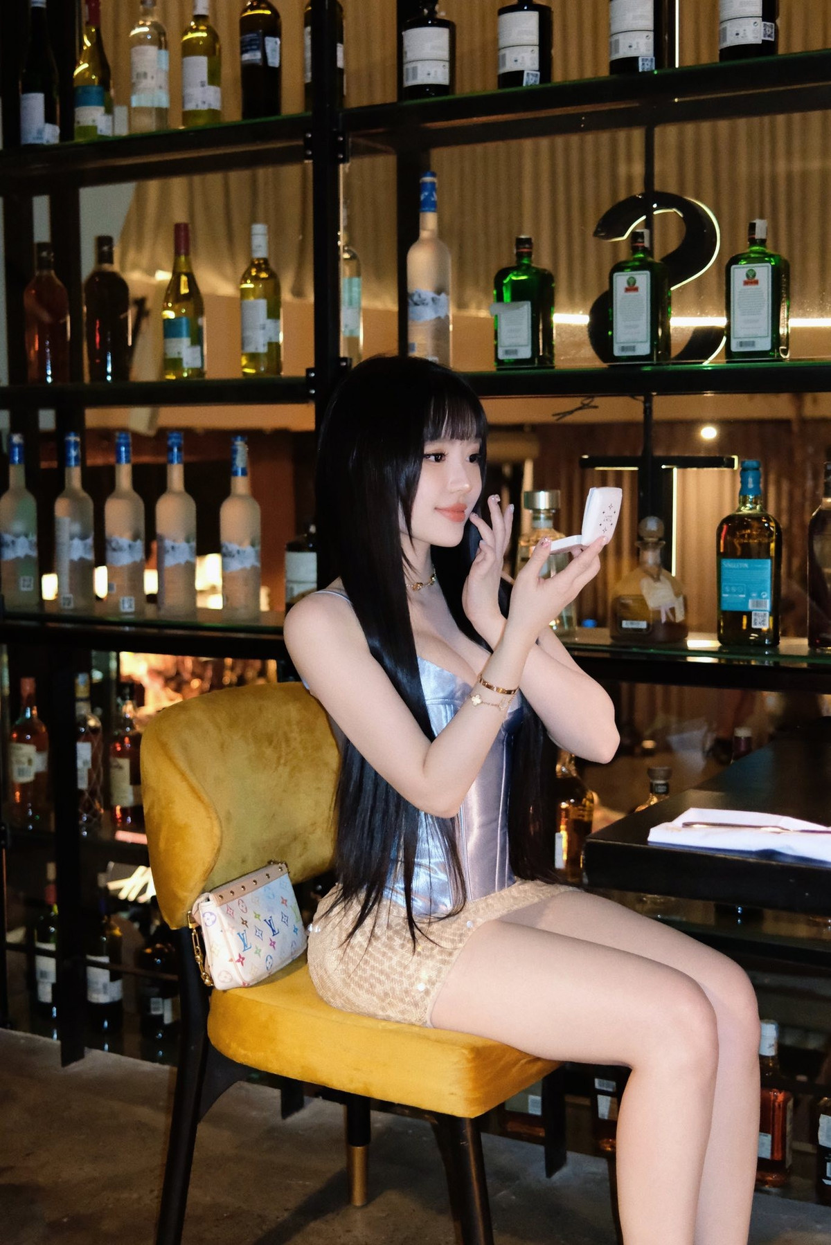 Dù diện đồ ôm sát body, Vân Tiny vẫn giữ được nét tinh tế nhờ cách lựa chọn chất liệu và phụ kiện tối giản, phù hợp với không gian sang trọng của quán bar – lounge cao cấp.