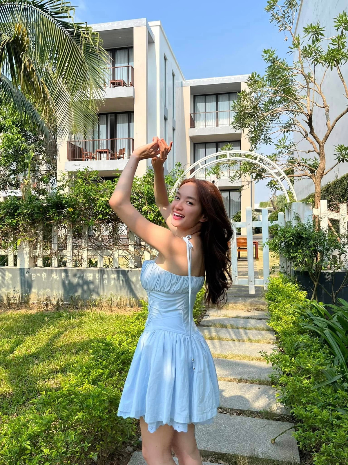 Theo đó, "mỹ nữ trăm tỷ" này giảm 9 kg và quyết định thực hiện phẫu thuật thu nhỏ vòng 1 để cảm thấy nhẹ nhàng và tự tin hơn trong công việc, cũng như thoải mái thể hiện mình trên màn ảnh.