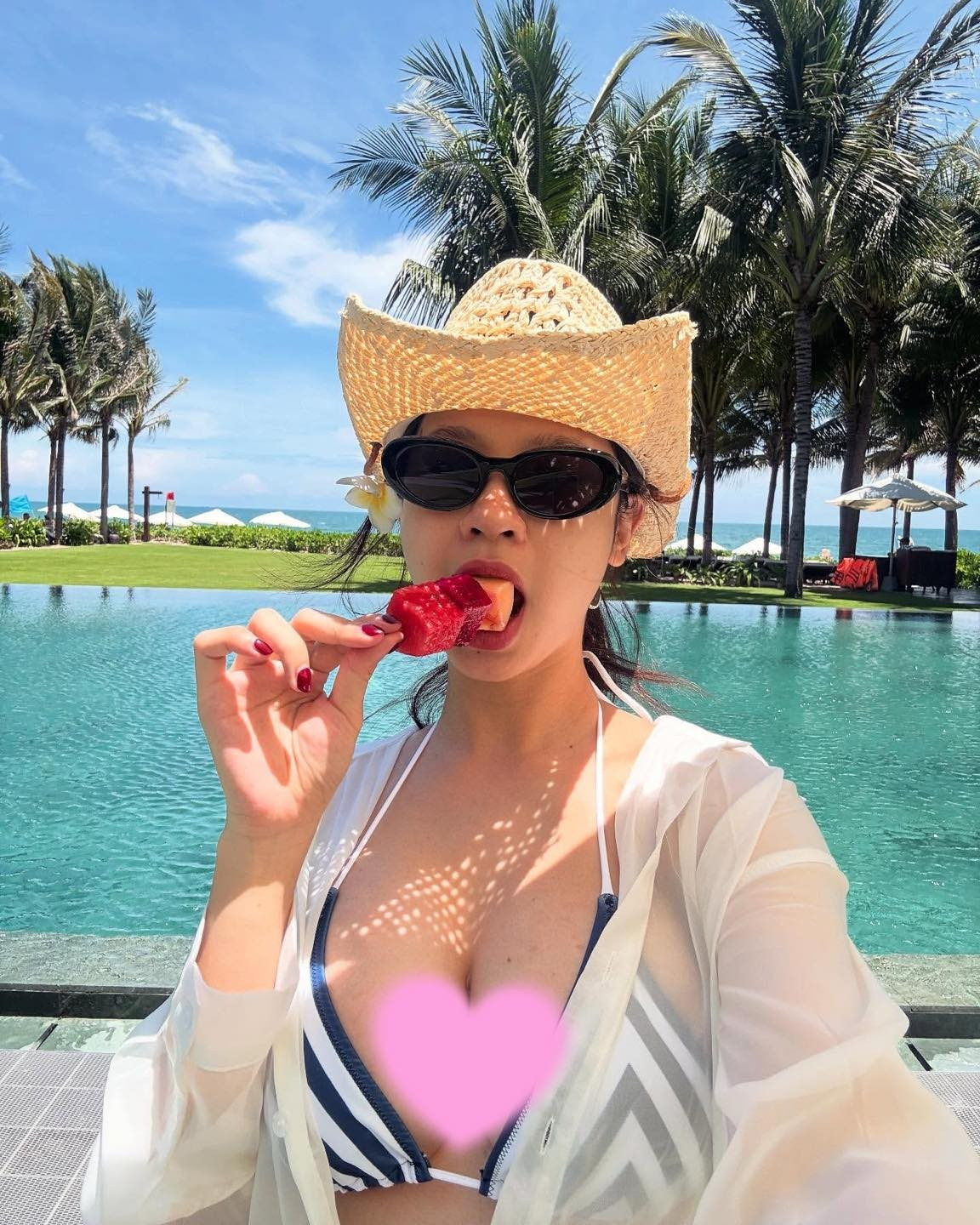 Trong bộ ảnh mới, Hàn Hằng diện thiết kế tối giản, ôm sát cơ thể, tôn trọn vẹn body vạn người mê.