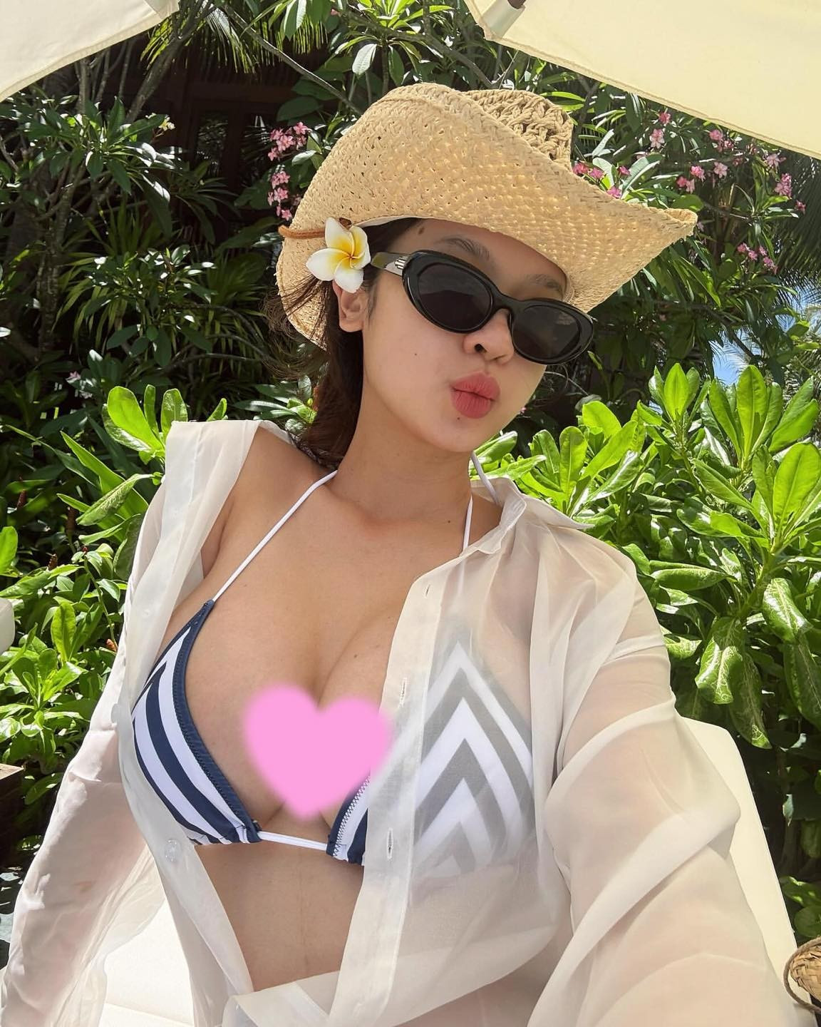 Tuy nhiên, netizen nhận ra "thiêu thiếu" gì đó. Mà cụ thể, người xem không còn thấy nàng hot girl Thanh Hóa phô bày đường cong vòng 2, vòng 3.