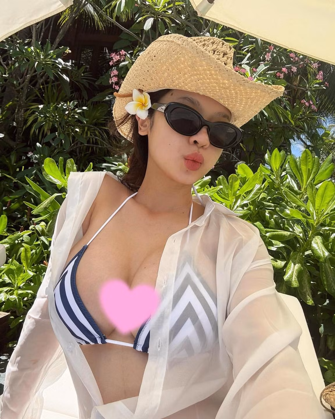 Tuy nhiên, netizen nhận ra "thiêu thiếu" gì đó. Mà cụ thể, người xem không còn thấy nàng hot girl Thanh Hóa phô bày đường cong vòng 2, vòng 3.