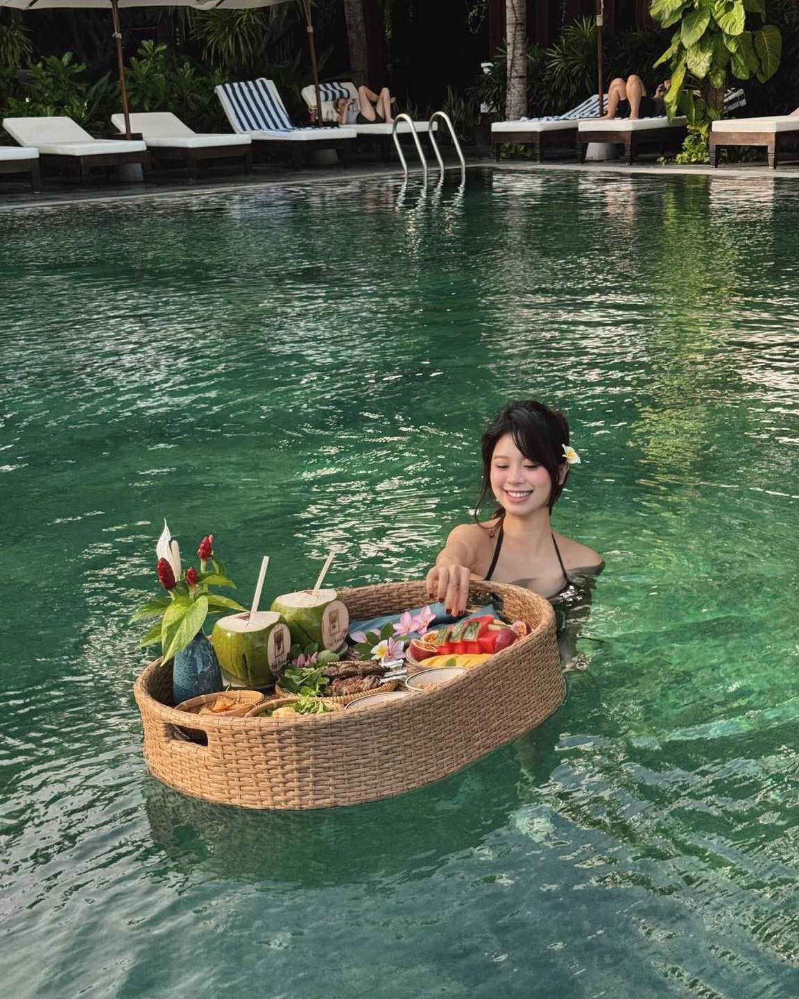 Những người đã quen với hình ảnh vòng eo săn chắc của Hàn Hằng, đã nhanh chóng nhận ra sự khác biệt này và bắt đầu đặt câu hỏi liệu cô nàng có đang mang thai con đầu lòng.