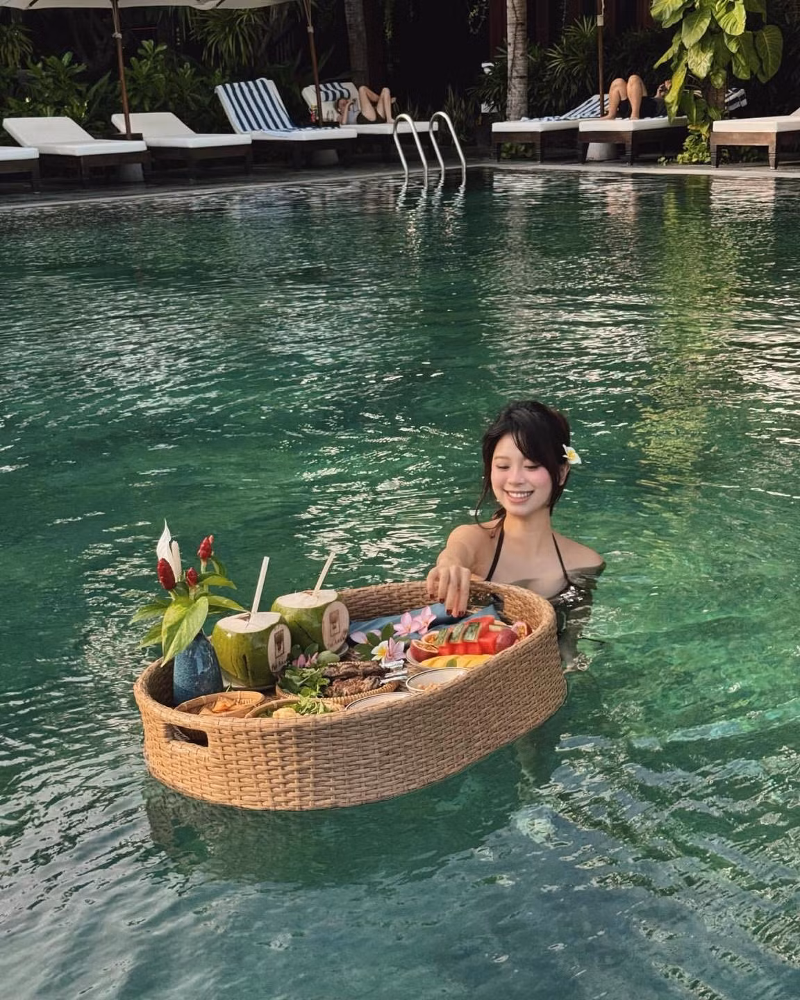 Những người đã quen với hình ảnh vòng eo săn chắc của Hàn Hằng, đã nhanh chóng nhận ra sự khác biệt này và bắt đầu đặt câu hỏi liệu cô nàng có đang mang thai con đầu lòng.