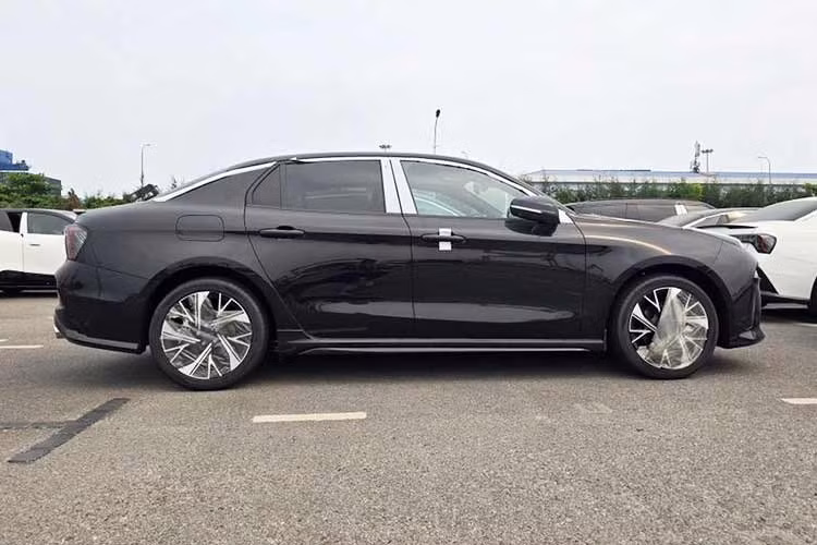 Thay vào đó, Lynk &amp; Co 03 sẽ được trang bị lưới tản nhiệt hẹp, dải đèn LED định vị ban ngày sắc sảo, đèn pha nhỏ gọn và cản trước mang phong cách thể thao, tích hợp hốc gió trung tâm rộng. Phía sau, xe được trang bị cụm đèn hậu nối liền hai bên với đồ họa nổi bật, cánh gió nhỏ và 2 ống xả. Ngoài ra, xe còn sở hữu mâm hợp kim đa chấu và phối 2 màu khỏe khoắn.