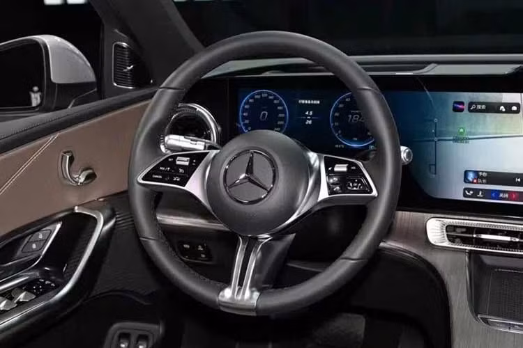 Khoang cabin của GLC L EV được trang bị màn hình MBUX Super Screen kích thước 39,1 inch, bao gồm màn hình trung tâm 14,4 inch và màn hình dành cho hành khách phía trước 12,3 inch.