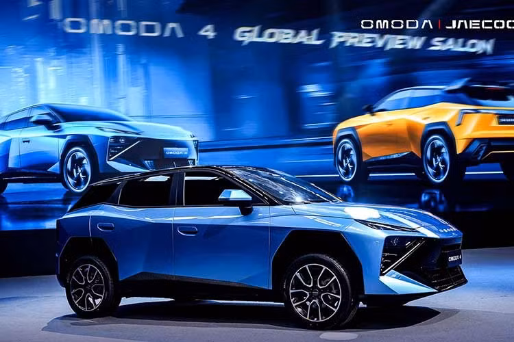 Omoda 4 2026 (Omoda C4) dự kiến sẽ sớm gia nhập thị trường Việt Nam trong thời gian tới, trở thành mẫu xe lắp ráp nội địa thứ hai của thương hiệu này sau Jaecoo J5. Theo kế hoạch, mẫu xe này sẽ được sản xuất tại nhà máy mới đặt tại Hưng Yên, dự kiến hoàn thiện vào tháng 6/2026.