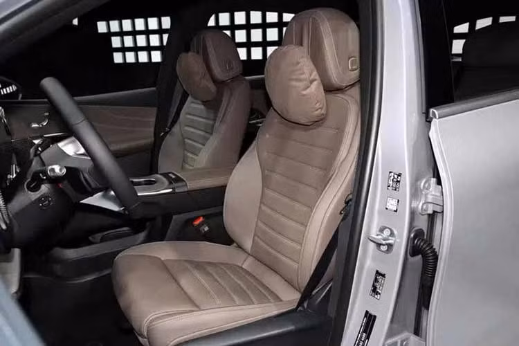 Hệ thống vận hành trên nền tảng MB.OS mới, sử dụng chip Qualcomm Snapdragon 8295, cùng trợ lý ảo hỗ trợ cập nhật qua mạng (OTA). Ngoài ra, xe còn có màn hình hiển thị thông tin trên kính lái (HUD).