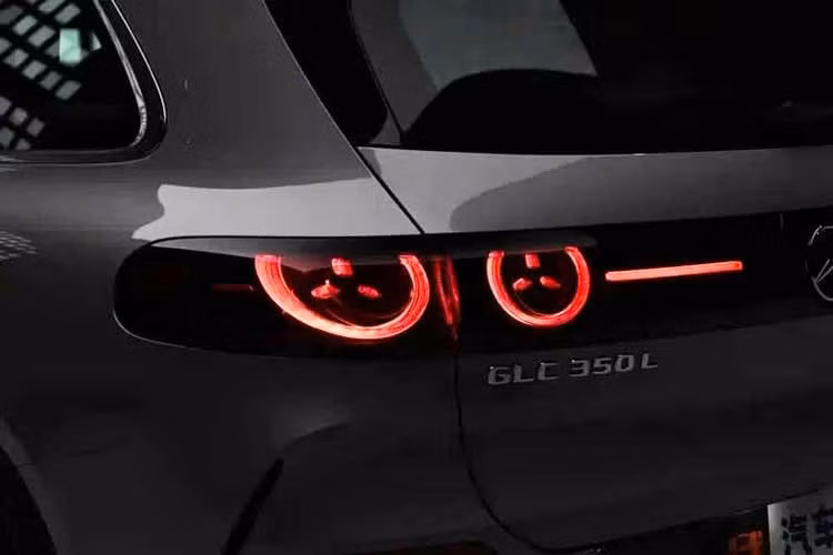 Phiên bản Mercedes-Benz GLC L EV 2026 tại Trung Quốc cũng đã được tinh chỉnh kích thước để phù hợp với thị hiếu người dùng tại thị trường này. Xe có chiều dài 4.949 mm, rộng 1.970 mm, cao 1.710 mm và chiều dài cơ sở đạt 3.027 mm.