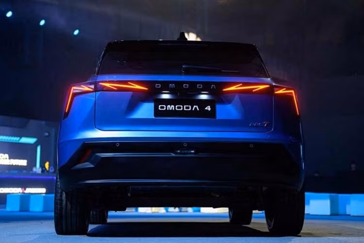 Xe mang phong cách trẻ trung và hiện đại. Phía trước nổi bật với dải đèn LED ban ngày thanh mảnh đặt trên cụm đèn chính, cản trước có hốc gió kích thước lớn, tạo hình các nan vuông độc đáo. Thân xe gây chú ý với ốp cua lốp góc cạnh, tay nắm cửa dạng ẩn, cột C sơn đen và bộ mâm hợp kim thể thao. Cụm đèn hậu hình chữ L kết hợp đồ họa dạng tia sét giúp phần đuôi xe thêm nổi bật.