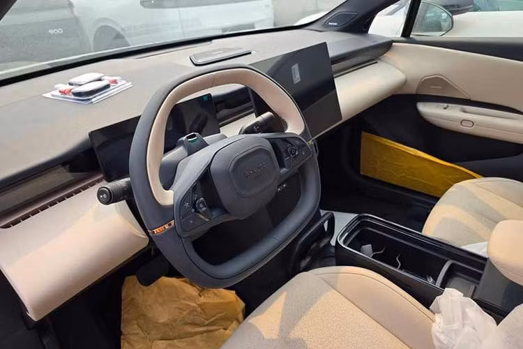 Xe được trang bị bảng đồng hồ kỹ thuật số 12,3 inch, màn hình cảm ứng trung tâm 15,4 inch và hệ thống âm thanh 14 loa. Ngoài ra, nội thất còn đi kèm đường chỉ màu tương phản trên vô lăng, mặt táp-lô và ghế.
