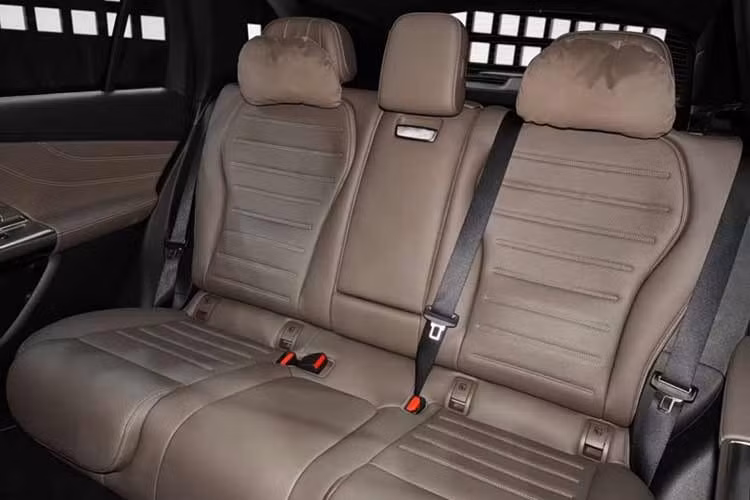 Về tiện nghi, mẫu xe SUV Mercedes-Benz GLC L EV sở hữu ghế trước tích hợp sưởi, thông gió và massage, hệ thống âm thanh Burmester và cửa sổ trời toàn cảnh thông minh với khả năng điều chỉnh độ trong suốt.