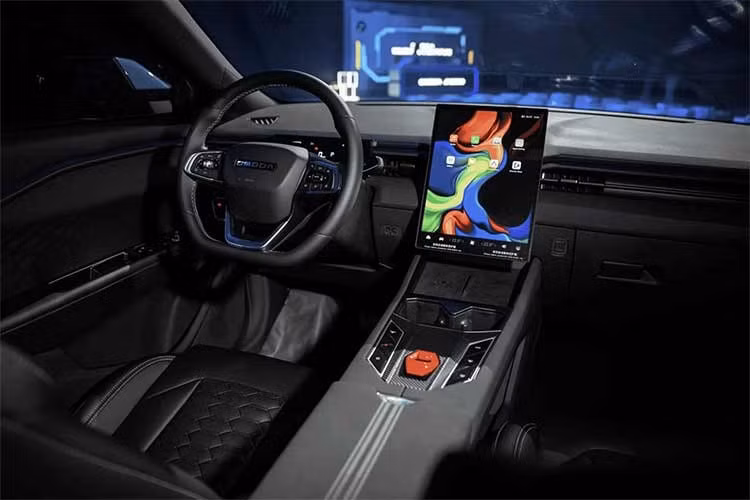 Khoang nội thất của Omoda C4 được thiết kế theo phong cách “buồng lái phi thuyền” với hệ thống đèn viền nội thất chạy dài từ cửa này sang cửa kia, ôm sát các cửa gió điều hòa trên mặt táp-lô. Xe được trang bị bảng đồng hồ kỹ thuật số và màn hình cảm ứng trung tâm cỡ lớn, hỗ trợ hệ thống thông tin giải trí hiện đại.