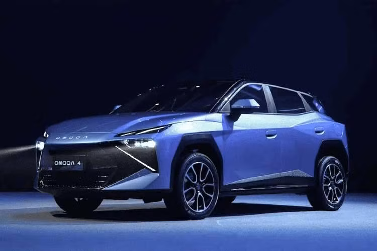 Omoda C4 phiên bản thuần điện được cung cấp hai phiên bản. Bản tiêu chuẩn sử dụng pin dung lượng 50,6 kWh, cho tầm hoạt động khoảng 420 km theo chuẩn NEDC. Trong khi đó, bản Long Range sử dụng pin 67 kWh, nâng phạm vi hoạt động lên khoảng 500 km.