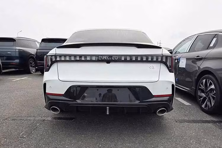 Cuối cùng là những trang bị an toàn phong phú nhờ 25 cảm biến hỗ trợ lái tự động, bao gồm 12 radar siêu âm, 5 cảm biến radar sóng mm và các cảm biến khác. Hệ thống hỗ trợ lái tự động của Lynk &amp; Co 03 còn được vận hành bởi chip Qualcomm 8155.