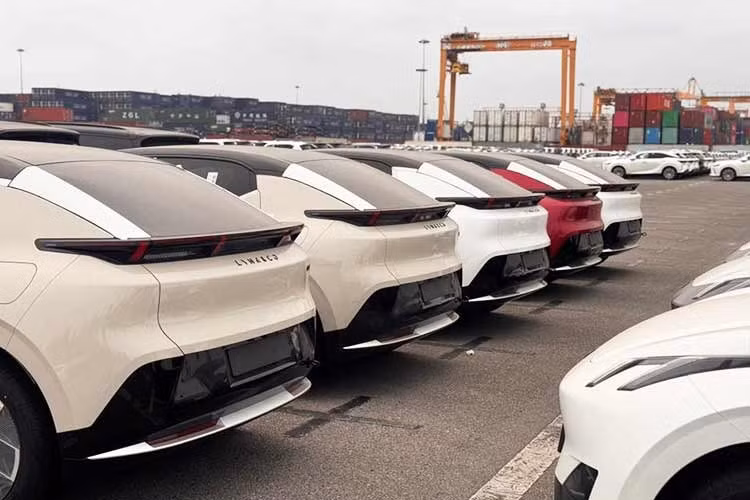 So với Lynk &amp; Co 03+ vốn có giá lên đến 1,9 tỷ đồng, mẫu xe này rẻ hơn nhiều. Không có gì bất ngờ khi Lynk &amp; Co 03 có thiết kế kém ấn tượng hơn so với phiên bản 03+. Mẫu xe này không có cánh gió cỡ lớn, ống xả kép hay bộ khuếch tán gió phía sau như Lynk &amp; Co 03+.