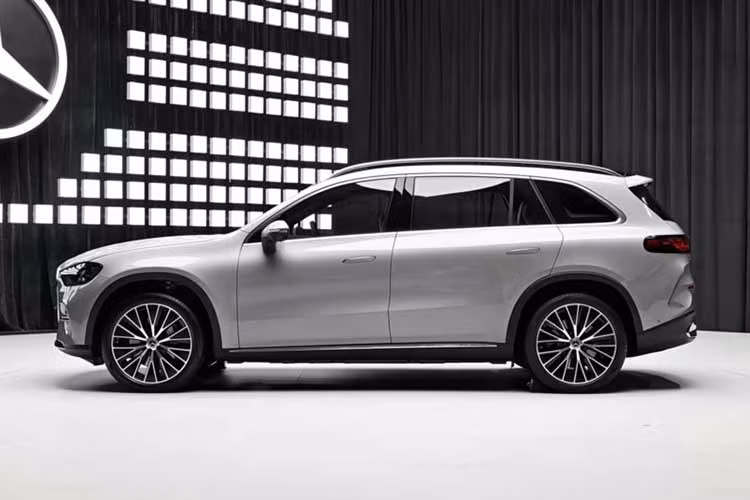 Về ngoại hình, GLC L EV sở hữu thiết kế mang dấu ấn đặc trưng của Mercedes-Benz, với lưới tản nhiệt dạng “khiên” lấy cảm hứng từ các mẫu xe cổ điển. Điểm nhấn là hệ thống đèn nền tích hợp tới 942 điểm phát sáng, tạo hiệu ứng khi mở khóa hoặc sạc xe, kết hợp logo ngôi sao phát sáng.