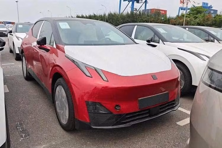 Được phát triển dựa trên cơ sở gầm bệ CMA dùng chung với xe Volvo, Lynk &amp; Co 03 có kích thước dài x rộng x cao lần lượt 4.684 x 1.843 x 1.460 mm và chiều dài cơ sở 2.730 mm. Với kích thước này, xe nằm trong cùng phân khúc với những mẫu sedan cỡ C như Mazda3, Kia K3, Honda Civic và Toyota Corolla Altis.