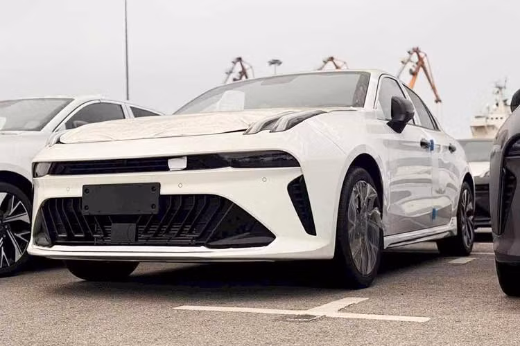 Như vậy, xe yếu hơn đáng kể so với Lynk &amp; Co 03+ vốn dùng động cơ 4 xi-lanh, tăng áp, dung tích 2.0L, tạo ra công suất tối đa 261 mã lực và mô-men xoắn cực đại 380 Nm. Ngoài ra, Lynk &amp; Co 03+ còn dùng hộp số tự động 8 cấp và hệ dẫn động 4 bánh 4WD.