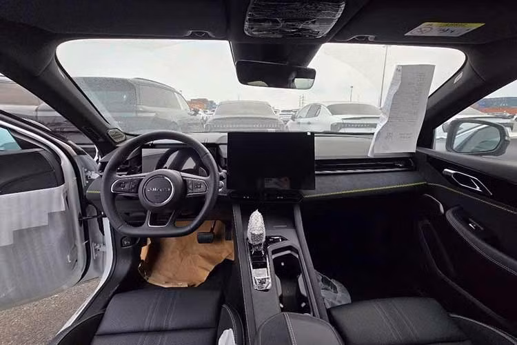 Với chiều dài cơ sở khá lớn, Lynk &amp; Co 03 được trang bị nội thất rộng rãi. Tại đây, xe được trang bị ghế thể thao có tính năng thông gió/nhớ vị trí, vô lăng vát đáy thể thao, cửa gió điều hòa kéo dài trên mặt táp-lô...