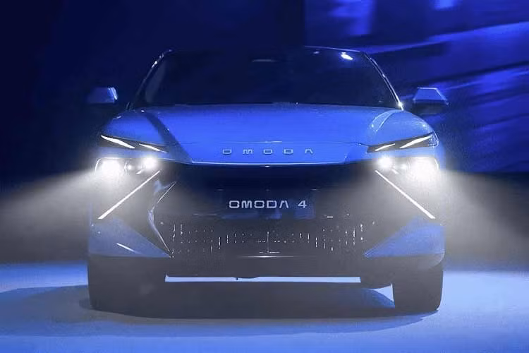 Omoda C4 thực chất là phiên bản đổi tên của mẫu Omoda 3, từng ra mắt toàn cầu vào tháng 4/2026. Xe được định vị ở phân khúc SUV cỡ B+ nhưng lại sở hữu trục cơ sở 2,7m và dài tổng thể khoảng 4,5m. Kích thước này lớn hơn “người anh em” C5 và tương đương với Mazda CX-5 ở phân khúc C-SUV.