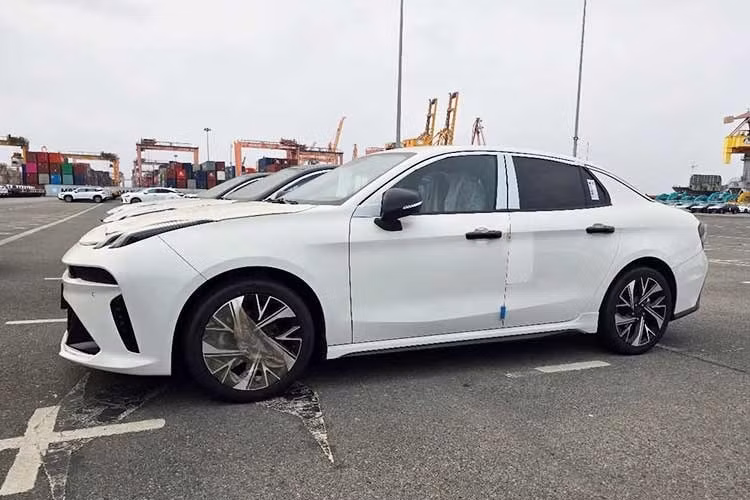 Theo thông tin từ đại lý, Lynk &amp; Co 03 tại Việt Nam sẽ có 2 phiên bản là Plus và Pro. Giá bán dự kiến của 2 phiên bản này lần lượt là 799 triệu và 859 triệu đồng. Như thông tin đã đưa, Lynk &amp; Co 03 vốn là phiên bản thường của mẫu xe hiệu suất cao 03+ hiện đang bán tại Việt Nam.