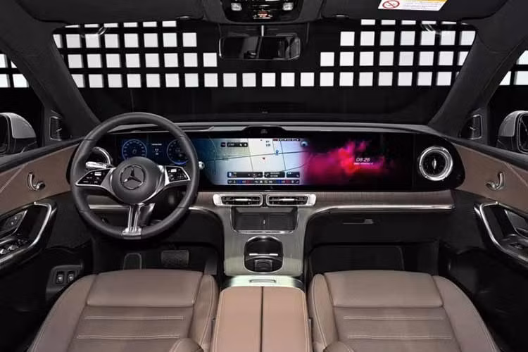 So với bản tiêu chuẩn, trục cơ sở tăng thêm 55 mm và chiều dài tổng thể tăng 104 mm, giúp cải thiện không gian hàng ghế sau. Thiết kế thân xe với các đường nét mượt mà và tay nắm cửa ẩn cũng góp phần giảm hệ số cản gió.