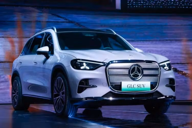 Mercedes-Benz hiện duy trì doanh số khoảng 30.000–40.000 xe mỗi tháng tại Trung Quốc. Tuy nhiên, hãng đang đối mặt với sự cạnh tranh ngày càng lớn từ các thương hiệu xe điện nội địa trong phân khúc cao cấp. Trước đó, mẫu CLA L EV của Mercedes-Benz tại thị trường này không đạt được doanh số như kỳ vọng.