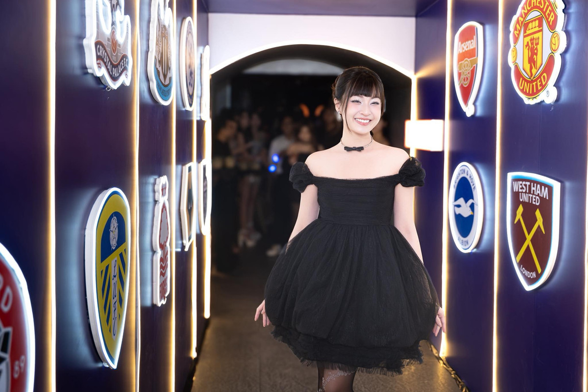 Xuất hiện tại sự kiện ra mắt bản quyền giải bóng đá Ngoại hạng Anh tại Việt Nam, nữ diễn viên – MC Gen Z Nguyễn Lâm Thảo Tâm lựa chọn váy đen trễ vai với phom dáng bồng nhẹ, vừa tôn lên bờ vai thon và làn da trắng mịn, vừa mang đến cảm giác cổ điển pha lẫn hiện đại.