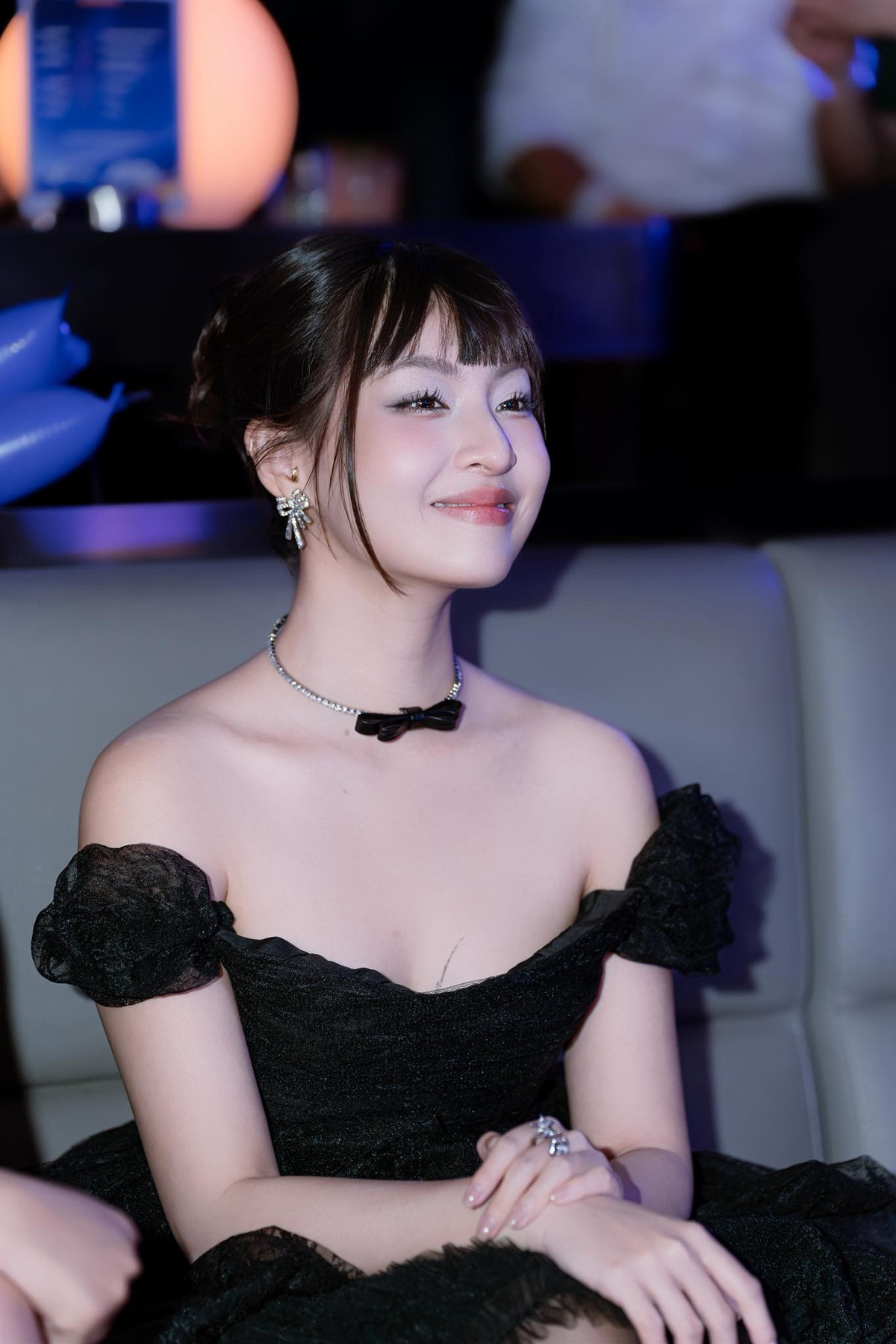 Kiểu tóc búi gọn cùng mái bằng giúp gương mặt Thảo Tâm trông trẻ trung, thanh tú hơn, làm nổi bật đôi mắt sáng và nụ cười rạng rỡ – “đặc sản” đã gắn liền với hình ảnh của Thảo Tâm trong lòng khán giả.