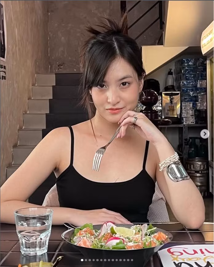 Nguyễn Lâm Thảo Tâm (sinh năm 2000) là cái tên không còn xa lạ với giới trẻ Việt Nam. Cô được đông đảo khán giả biết đến qua vai “cô giáo Hồng” trong bộ phim điện ảnh Mắt Biếc (2019) – một vai diễn tuy không quá dài nhưng đủ để lại dấu ấn sâu đậm nhờ nét diễn mộc mạc, trong trẻo và giàu cảm xúc.