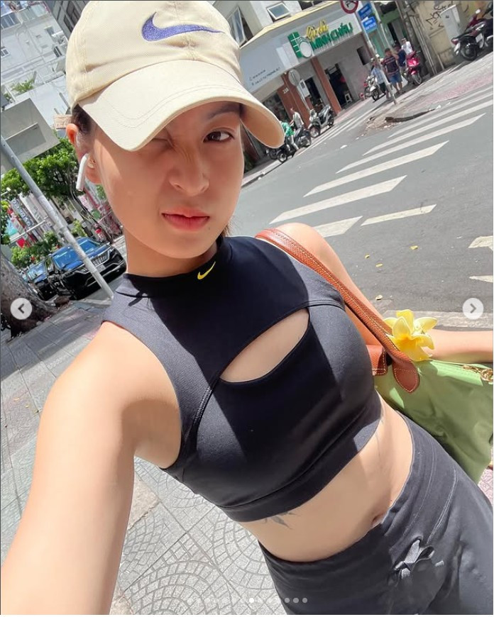 Bên cạnh đó, Thảo Tâm còn là MC quen mặt trên VTV7, dẫn dắt nhiều chương trình tiếng Anh, đồng thời hoạt động với vai trò người mẫu, KOL cho các thương hiệu lớn. Hình ảnh của cô gắn liền với sự chỉn chu, trí thức và truyền cảm hứng tích cực.