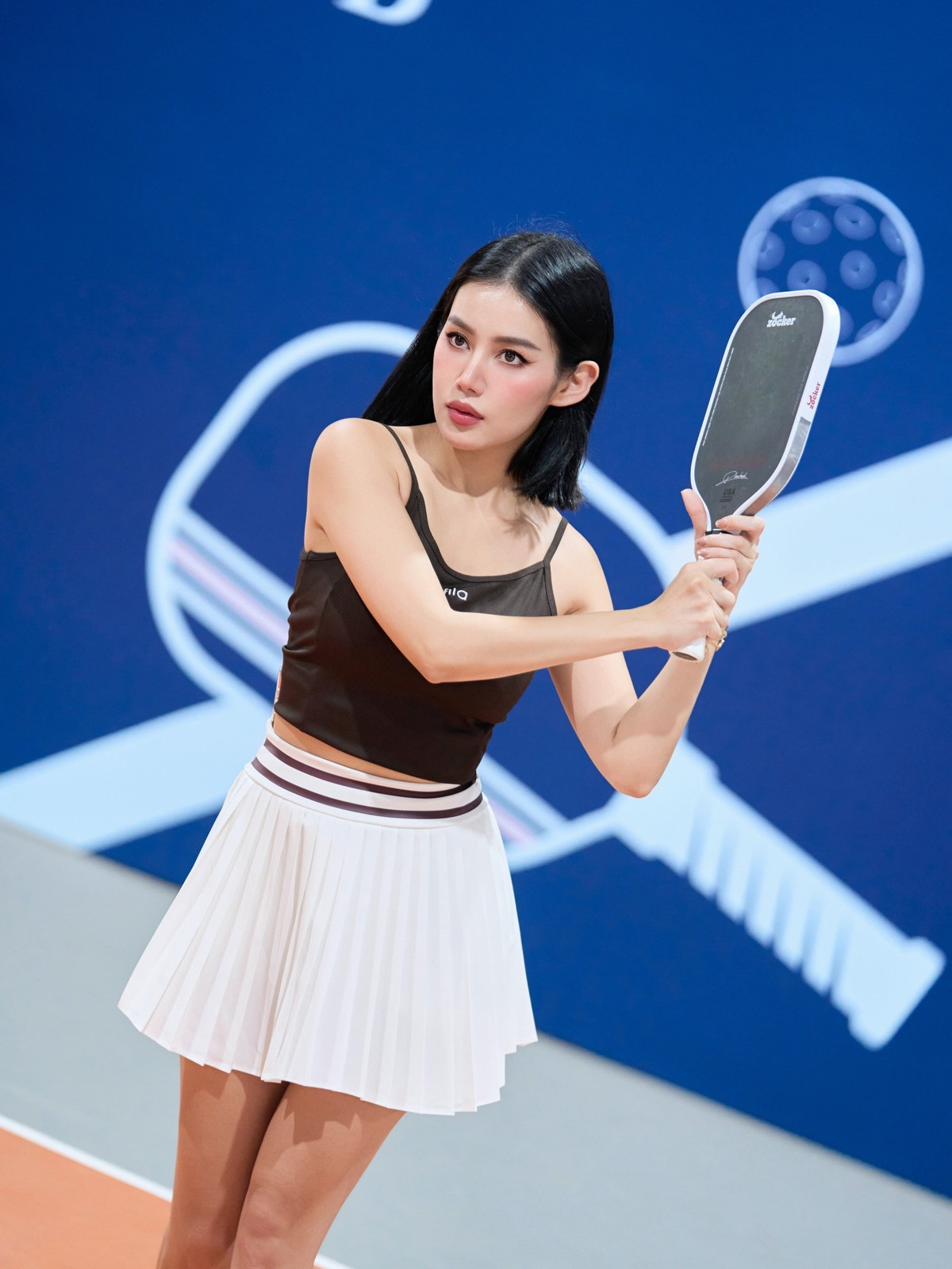 Tuy nhiên, ít ai biết rằng Milan Phạm từng bị nhận xét là “dễ tăng cân”. Thay vì né tránh, cô chọn cách đối diện bằng việc thay đổi thói quen sinh hoạt, chăm chỉ tập gym và chơi thể thao. Thành quả là vóc dáng săn chắc, cân đối như hiện tại – minh chứng cho sự kỷ luật và kiên trì trong suốt nhiều năm.