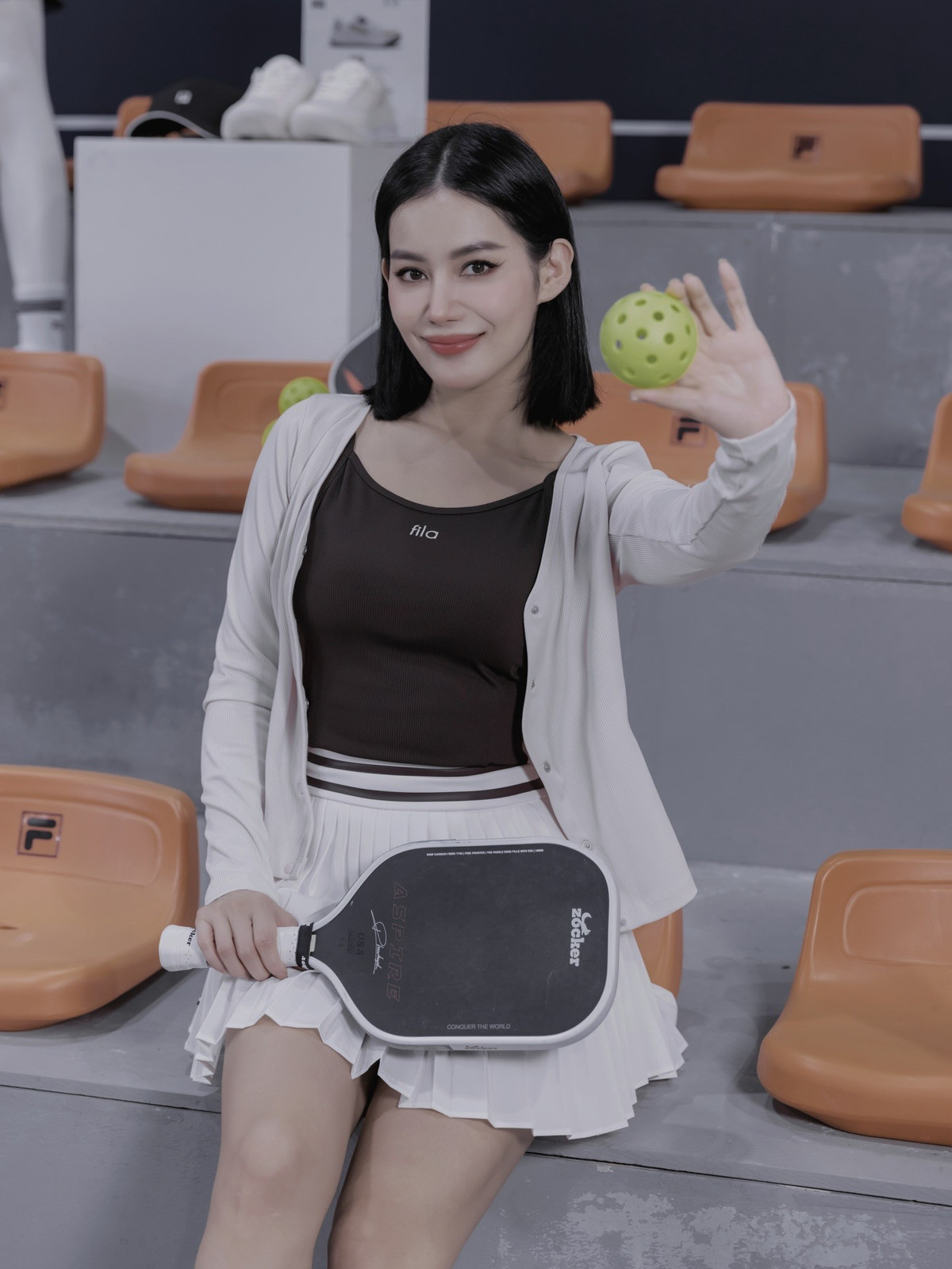 Song song với đó, Milan Phạm cũng tập trung vào kinh doanh và chăm sóc bản thân. Dù từng vướng tin đồn tình cảm với rapper Tiến Đạt, người đẹp đã lên tiếng phủ nhận và cho biết những ồn ào này từng ảnh hưởng đến cuộc sống. Hiện tại, cô lựa chọn lối sống kín tiếng, ưu tiên sức khỏe, công việc và những giá trị tích cực.