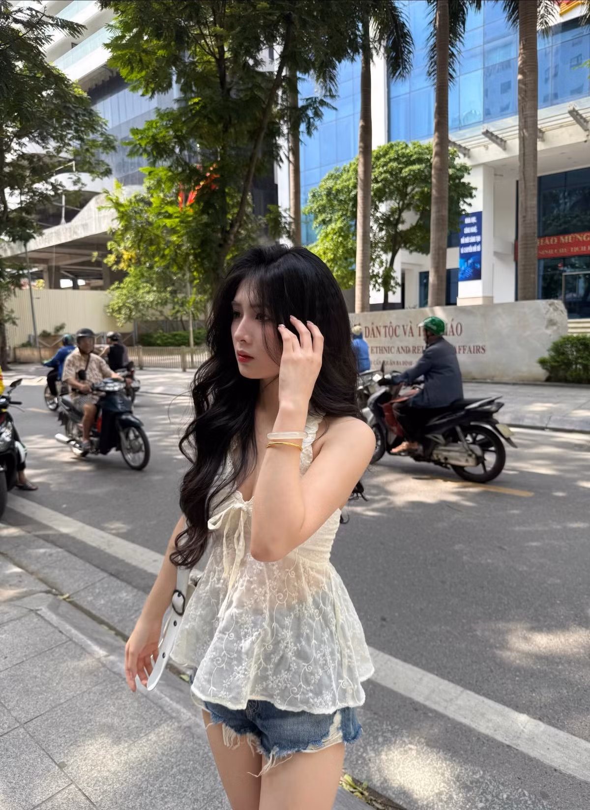 Bên cạnh ngoại hình nổi bật, Quỳnh Alee còn được yêu mến bởi tính cách dễ thương, pha chút tinh nghịch và phong cách thời trang ngày càng táo bạo, cuốn hút.