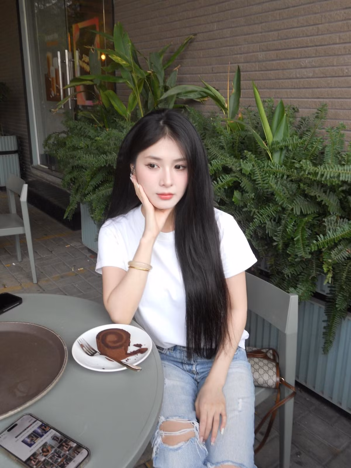 Gái xinh gốc Thanh Hóa bắt đầu công việc này khi còn đi học ở Hà Nội và nổi tiếng qua các video trên TikTok cũng như các buổi livestream game trên nền tảng Facebook. Gần đây, cô cũng gây chú ý khi công khai chuyện tình cảm với tuyển thủ SGP. Fish và nhận được sự quan tâm của cộng đồng mạng.