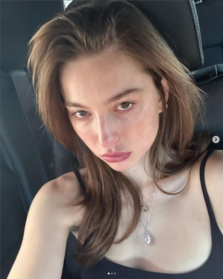 Trên trang cá nhân, cô nàng thường xuyên chia sẻ những khoảnh khắc đậm màu nghệ thuật, đầy chất thơ, từ cuộc sống thường nhật đến các chuyến du lịch, buổi cưỡi ngựa, hay hậu trường thời trang.