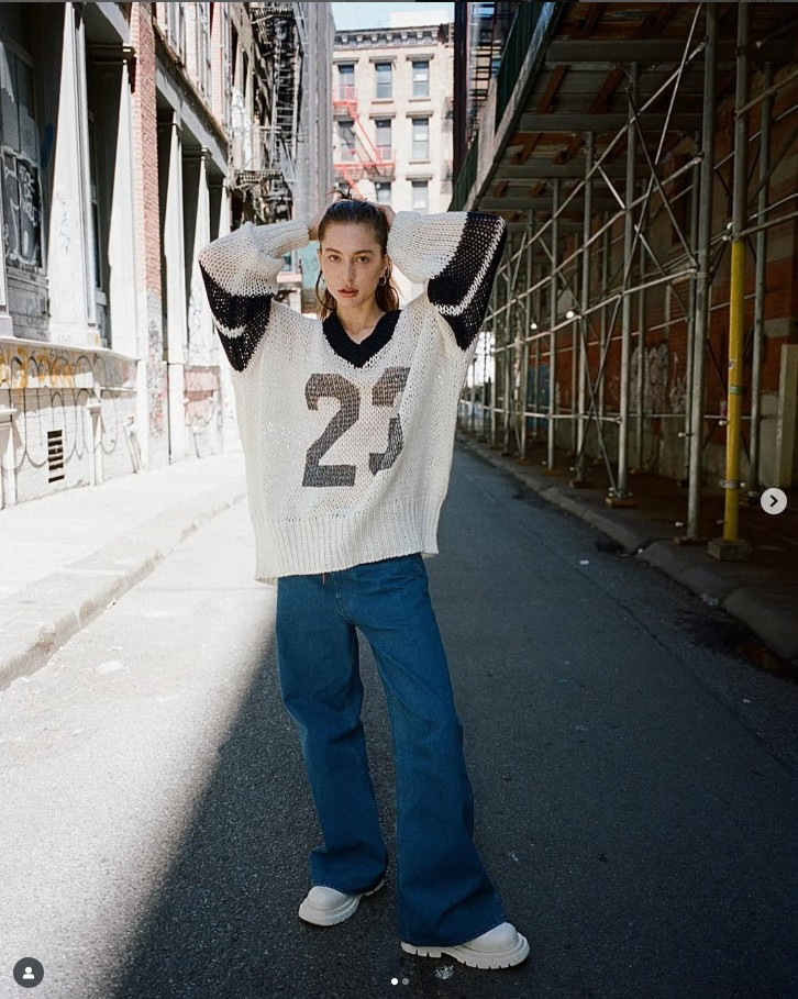 Dù không theo đuổi sự nghiệp công nghệ như cha mình, Eve Jobs lại tỏa sáng ở một hướng đi hoàn toàn khác – thời trang và nghệ thuật.