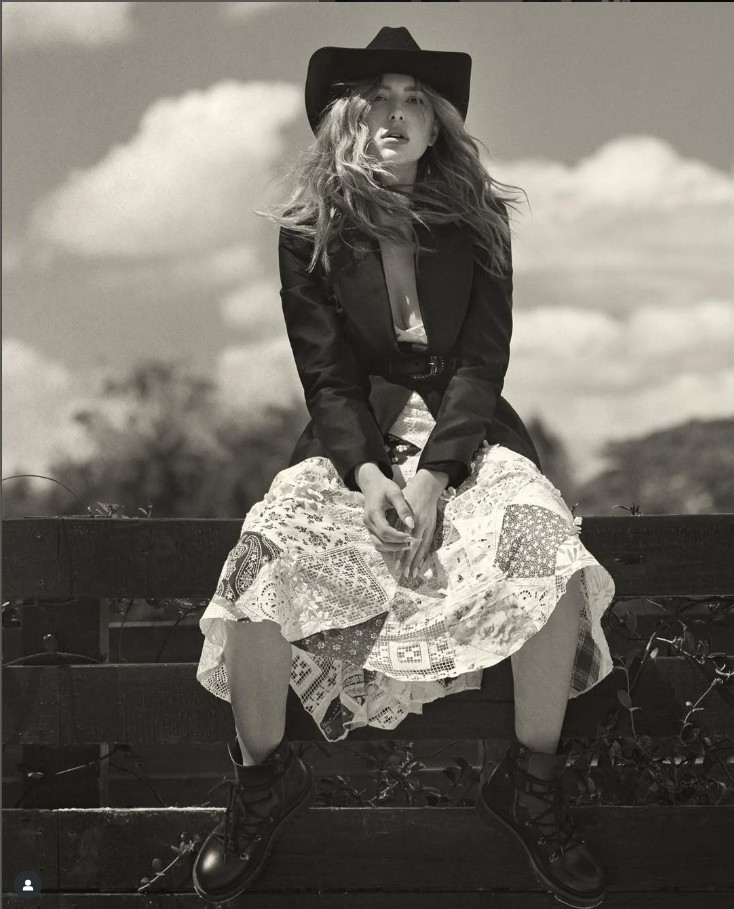 Cô thường xuyên xuất hiện trong những bộ cánh vừa quyến rũ, vừa thanh lịch, tinh tế nhưng không kém phần cá tính.