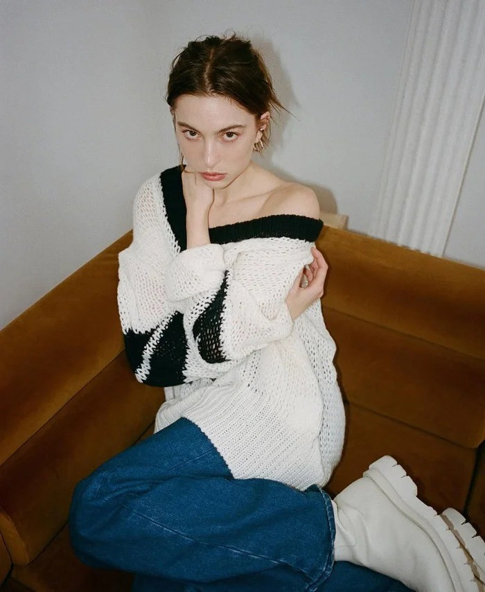 Sở hữu gương mặt thanh tú với những đường nét sắc sảo, sống mũi cao, đôi mắt sâu cuốn hút cùng thần thái vừa ngọt ngào vừa sang chảnh, Eve Jobs được truyền thông ưu ái gọi là “thiên thần” giữa đời thực.