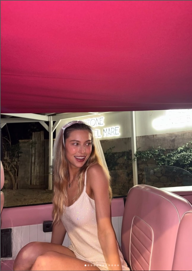 Từ những bộ đầm đỏ ôm sát khoe dáng, bikini khoe thân hình gợi cảm đến kiểu tóc xoăn bồng bềnh đậm chất high fashion, Eve luôn biết cách biến hóa để phù hợp với từng hoàn cảnh – từ thảm đỏ danh giá đến các buổi tiệc biển hay shoot ảnh nghệ thuật.