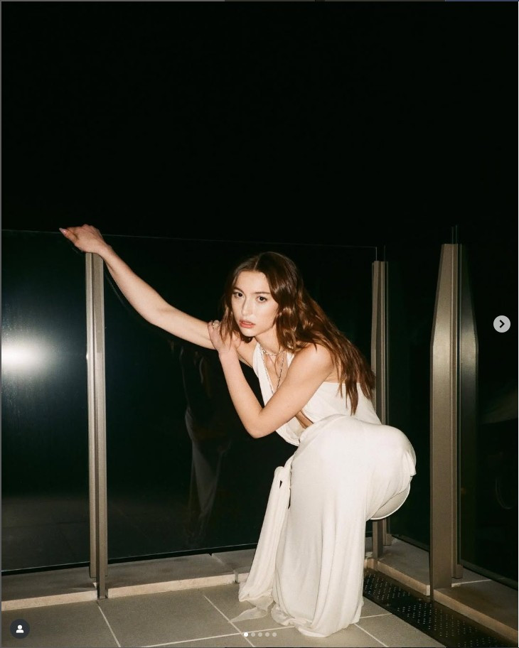 Eve cũng từng là một vận động viên cưỡi ngựa chuyên nghiệp và đạt nhiều giải thưởng, gần đây mới bắt đầu tham gia vào lĩnh vực thời trang. Thậm chí cô còn từ chối bất kỳ khoản thừa kế nào tử tỷ phú Steve Jobs vì muốn tự lực cánh sinh trên chính đôi chân của mình. Ảnh sử dụng trong bài: Instagram nhân vật.