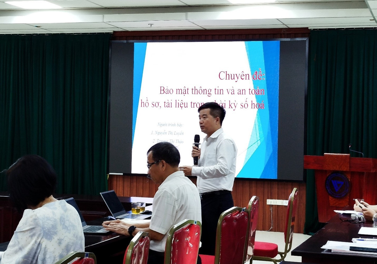 Đồng chí Nguyễn Quyết Chiến, Bí thư Chi bộ Văn phòng, Tổng Thư ký LHHVN điều hành thảo luận