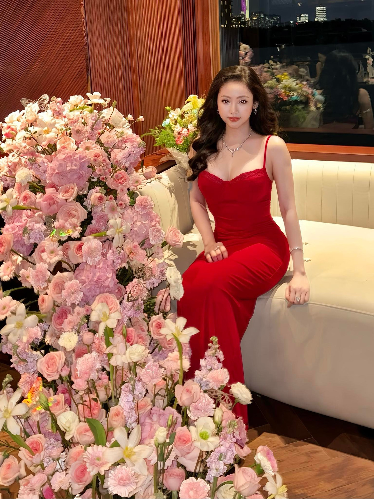 Thay vì xuất hiện dày đặc trên mạng xã hội, hot girl Cà Mau chọn cách sống chậm, hạn chế chia sẻ đời tư. Điều này phần nào lý giải cho sự trưởng thành trong thần thái và phong cách khi cô quay trở lại.