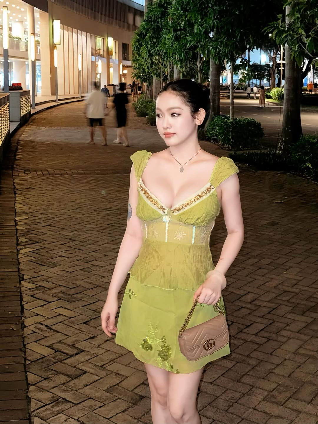 Trang phục được lựa chọn theo hướng tối giản, màu sắc trung tính, tôn lên đường nét gương mặt và vóc dáng mà không cần quá nhiều chi tiết cầu kỳ.