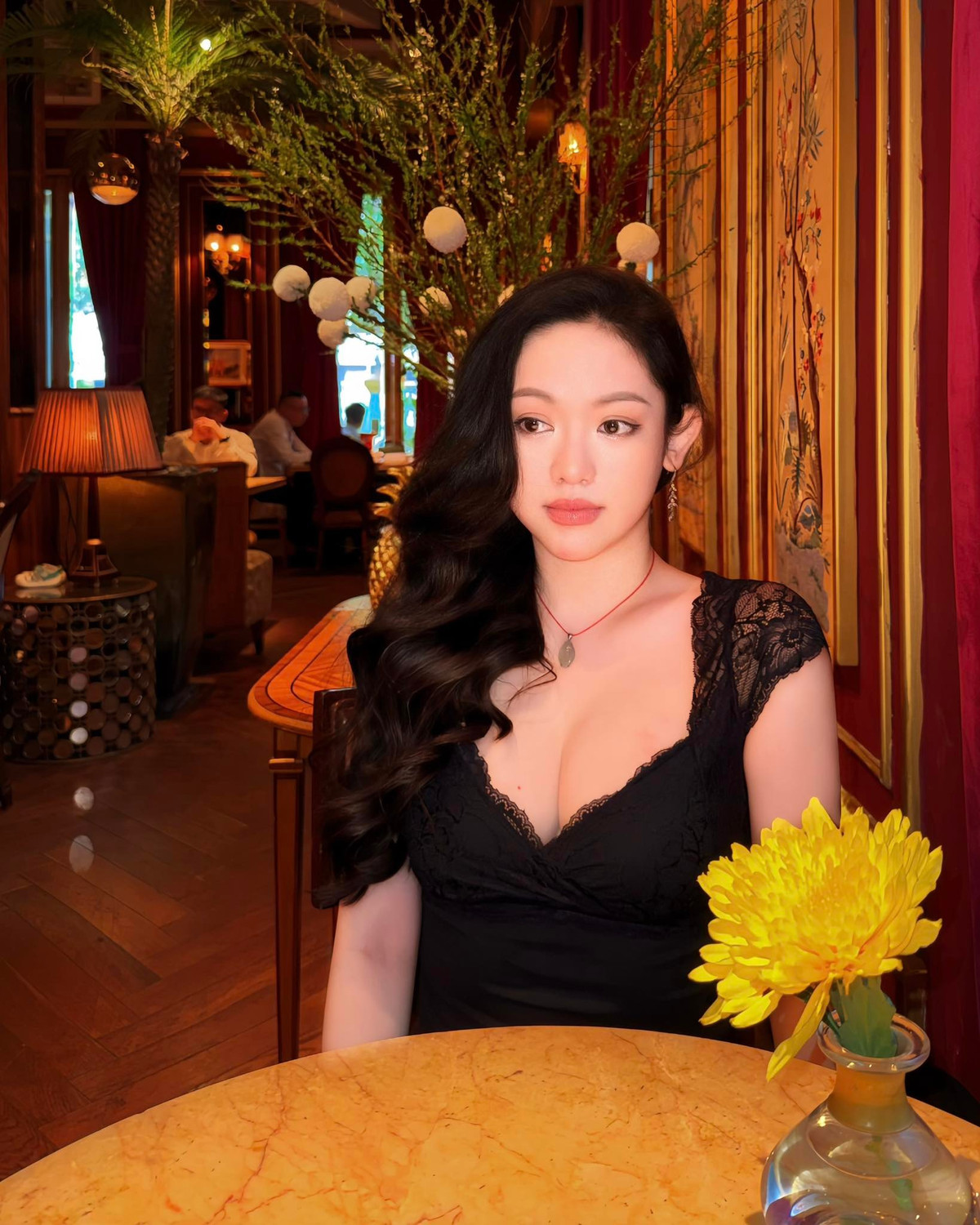 Lối trang điểm mỏng nhẹ, tập trung vào làn da và ánh mắt giúp hình ảnh của Thúy Vi trở nên gần gũi, đời thường.