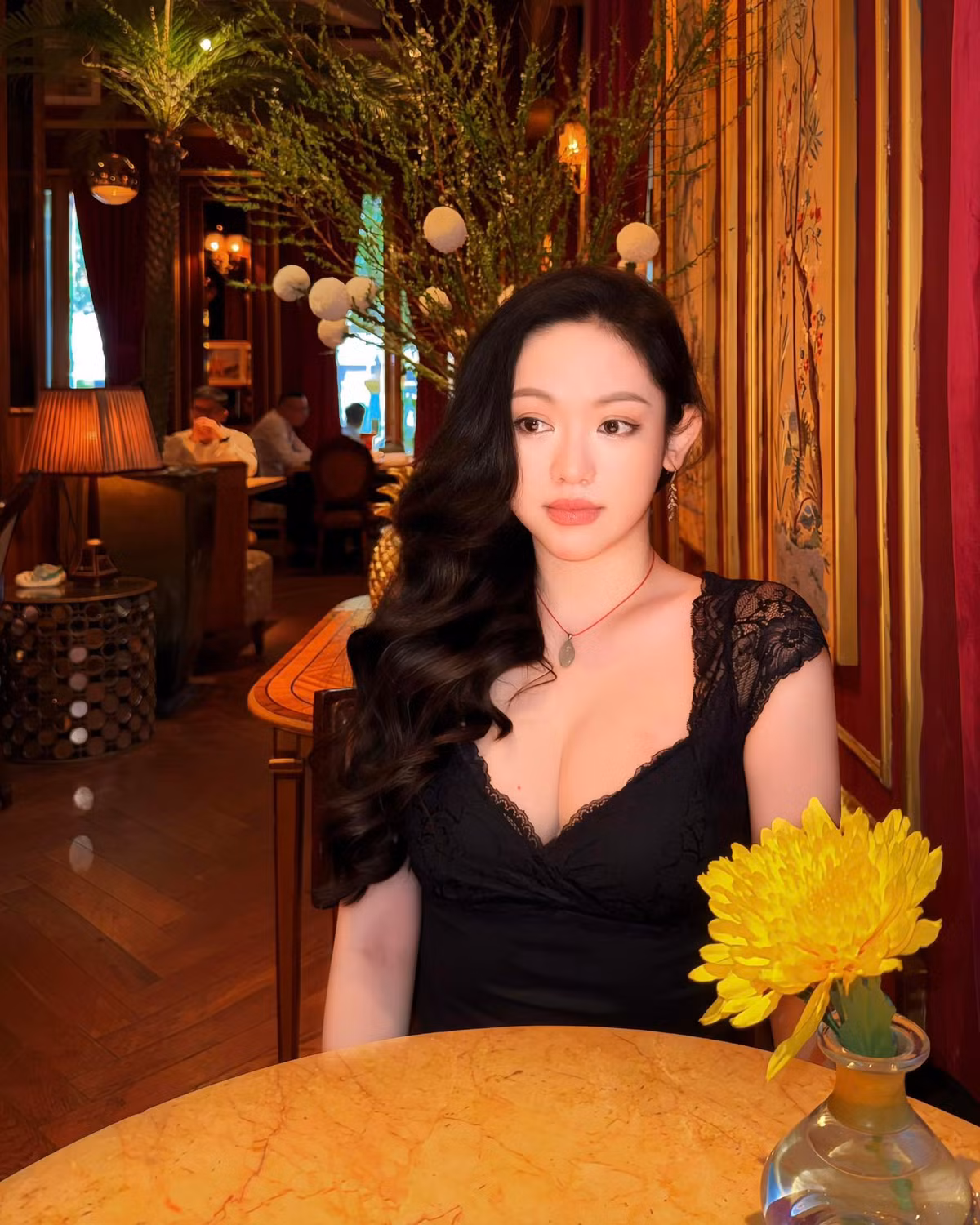 Lối trang điểm mỏng nhẹ, tập trung vào làn da và ánh mắt giúp hình ảnh của Thúy Vi trở nên gần gũi, đời thường.