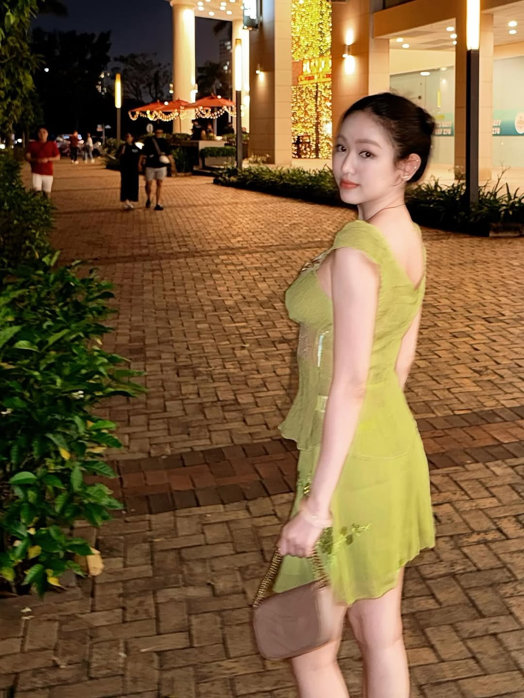 Trong những hình ảnh mới được chia sẻ, Nguyễn Thúy Vi xuất hiện với phong cách trưởng thành và chững chạc hơn so với trước đây. Nếu như thời điểm nổi tiếng, cô gắn liền với hình ảnh trẻ trung, có phần nổi loạn, thì nay diện mạo lại mang đến cảm giác điềm tĩnh, sâu lắng.